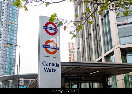 LONDRA - 30 OTTOBRE 2024: Canada Water Station. Stazione della metropolitana e Overground a SE16 sud-est di Londra Foto Stock