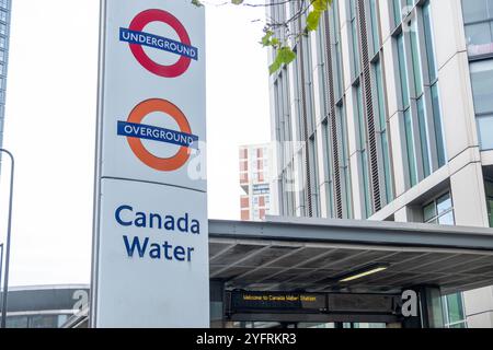 LONDRA - 30 OTTOBRE 2024: Canada Water Station. Stazione della metropolitana e Overground a SE16 sud-est di Londra Foto Stock