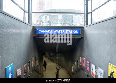 LONDRA - 30 OTTOBRE 2024: Canada Water Station. Stazione della metropolitana e Overground a SE16 sud-est di Londra Foto Stock