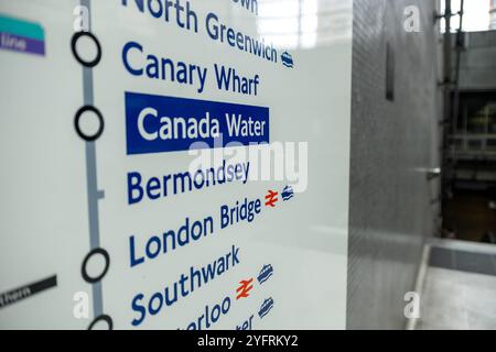 LONDRA - 30 OTTOBRE 2024: Canada Water Station. Stazione della metropolitana e Overground a SE16 sud-est di Londra Foto Stock