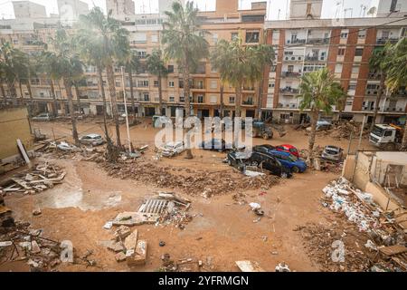 Vista aerea dello stato di la Rambleta a Catarroja, che mostra il livello di distruzione e danni dopo le inondazioni. Un recente evento DANA (depressione isolata ad alti livelli) ha causato gravi inondazioni in diverse aree di Valencia, Spagna. Le piogge torrenziali hanno sopraffatto i sistemi di drenaggio locali, inondando strade, case e aziende, e interrompendo i trasporti. Le località colpite hanno subito ingenti danni alla proprietà, costringendo le evacuazioni e richiedendo una risposta di emergenza. Questi modelli meteorologici estremi, legati al fenomeno DANA, evidenziano la vulnerabilità della regione a episodi di pioggia intensa Foto Stock