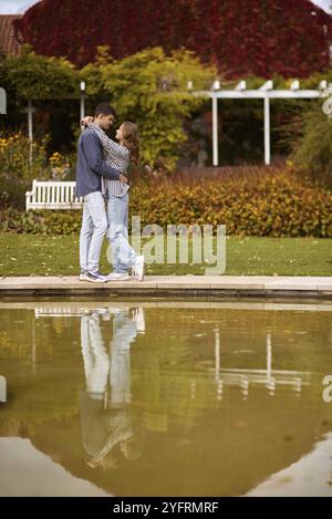Bella giovane coppia che si baciava all'aperto in autunno. Coppia amorevole che cammina nella natura. Umore autunnale. Uomo e donna felici che si abbracciano e si baciano in autunno. Amore. Foto Stock