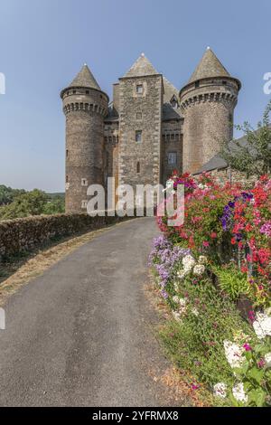 Castello di Bousquet del XIV secolo, classificato come monumento storico. Montpeyroux, Aveyron, Francia, Europa Foto Stock