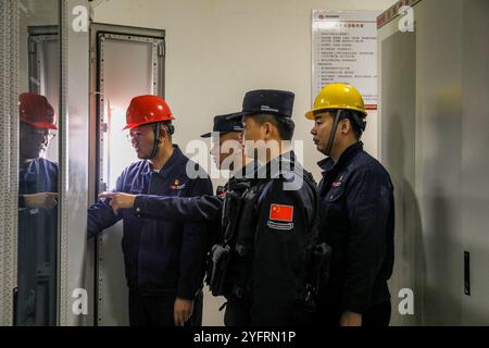 ALTAY, CINA - 5 NOVEMBRE 2024 - la polizia di frontiera conduce un'ispezione di sicurezza aziendale in una centrale eolica ad Altay, Xinjiang, Cina, 5 novembre 2 Foto Stock