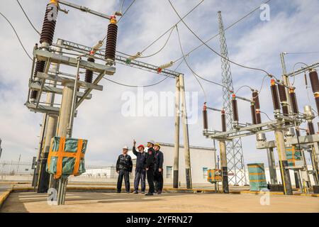 ALTAY, CINA - 5 NOVEMBRE 2024 - la polizia di frontiera conduce un'ispezione di sicurezza aziendale in una centrale eolica ad Altay, Xinjiang, Cina, 5 novembre 2 Foto Stock