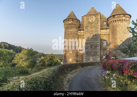 Castello di Bousquet del XIV secolo, classificato come monumento storico. Montpeyroux, Aveyron, Francia, Europa Foto Stock