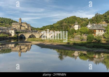 Il villaggio di Estaing con il suo castello tra i più bei villaggi della Francia. Occitanie, Aveyron, Rodez Foto Stock