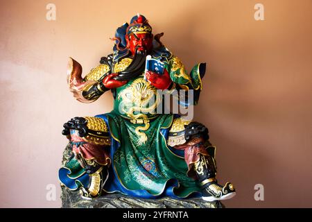 Antica Vihara Ariya Guan Yu in Antico Santuario Cinese per i viaggiatori thailandesi che viaggiano visitano e rispettano pregando benedizione sacra divinità mito mistero myst Foto Stock