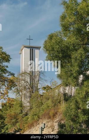 Moderna Torre della Chiesa con Big Metal Cross. Ripresa di una moderna campana di una chiesa con una croce Foto Stock