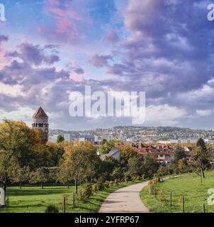 Germania, vista panoramica Stoccarda. Bellissime case in autunno, cielo e natura. Vigneti a Stoccarda, colorata regione vinicola del so Foto Stock