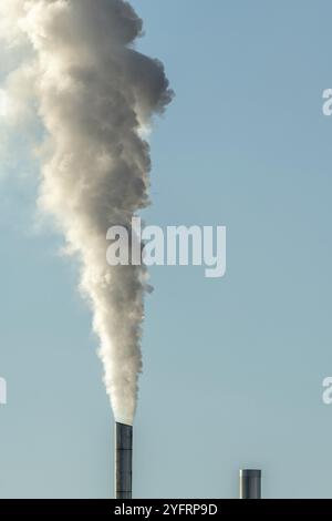 Colonna di fumo che esce da un camino industriale. Francia Foto Stock