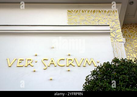 Il Palazzo della Secessione di Vianna in Austria. L'edificio fu completato nel 1898 da Joseph Maria Olbrich, e presenta il fregio di Beethoven di Gustav Klimt. L'edificio è un ottimo esempio di stile Art Nouveau, o Jugend, ed è un manifesto del movimento secessionista viennese. Foto Stock