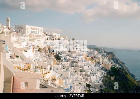 Città di Fira sul mare sulla costa montana dell'isola di Santorini in Grecia - 2 maggio 2024. Foto di alta qualità Foto Stock