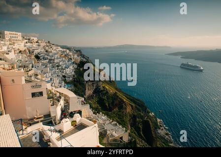 Città di Fira sul mare sulla costa montana dell'isola di Santorini in Grecia - 2 maggio 2024. Foto di alta qualità Foto Stock