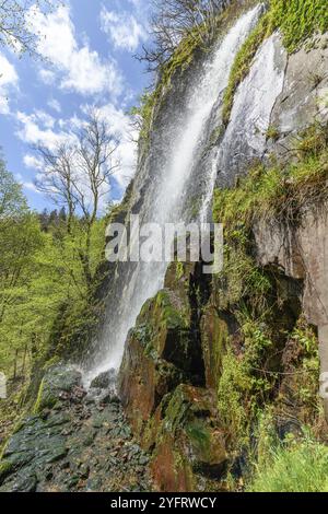 Cascata Nideck in una foresta dei Vosgi in Francia all'inizio della primavera Foto Stock