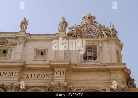 Una vista dall'angolo basso della torre dell'orologio in cima alla basilica di San Pietro nella città del Vaticano Foto Stock