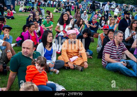 Londra, Gran Bretagna, gente numerosa, famiglie diverse, seduto sul prato nel parco pubblico, pubblico, eventi del Festival del cibo Foto Stock