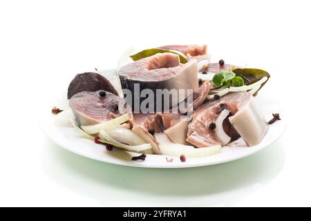 sgombro leggermente salato con cipolle e spezie, isolato su fondo bianco . Foto Stock
