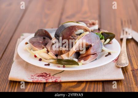 sgombro leggermente salato con cipolle e spezie, in un piatto. Foto Stock