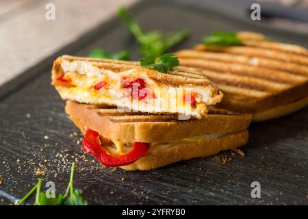 pane fritto alla griglia tosta con ripieno all'interno . Foto Stock