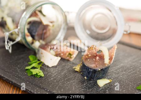 sgombro leggermente salato a fette con cipolle e spezie. Foto Stock
