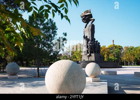 Monumento all'indipendenza nella città albanese di Vlore. Il Monumento all'indipendenza. Monumento dedicato alla dichiarazione di indipendenza albanese. POS Foto Stock