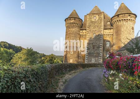 Castello di Bousquet del XIV secolo, classificato come monumento storico. Montpeyroux, Aveyron, Francia, Europa Foto Stock