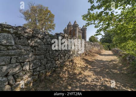 Castello di Bousquet del XIV secolo, classificato come monumento storico. Montpeyroux, Aveyron, Francia, Europa Foto Stock