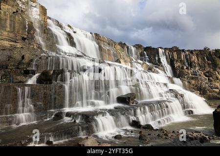 Ammira la splendida cascata di Pongour, vicino alla città di da Lat, Vietnam Foto Stock