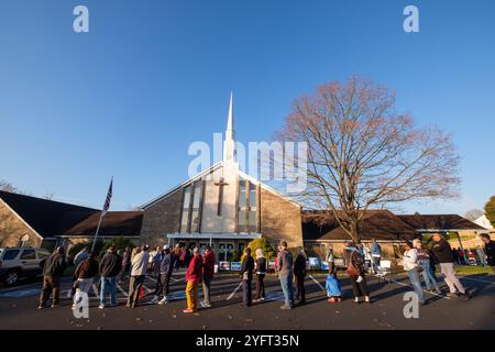 Harrisburg, Pennsylvania, 5 novembre 2024, giorno delle elezioni. Una lunga fila di elettori attende di votare martedì mattina, giorno delle elezioni del 2024, al luogo di elezione della prima Assemblea di Dio di Harrisburg, Pa. John Lazenby/Alamy Live News Foto Stock