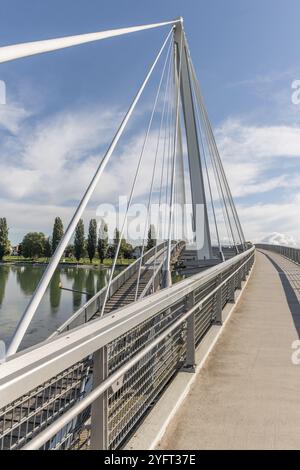 Ponte pedonale Deux Rives, ponte per pedoni e ciclisti sul Reno tra Kehl e Strasburgo. Il ponte simboleggia la pace in Europa Foto Stock