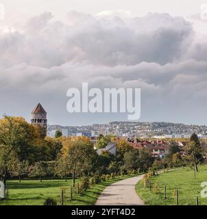 Germania, vista panoramica Stoccarda. Bellissime case in autunno, cielo e natura. Vigneti a Stoccarda, colorata regione vinicola del so Foto Stock