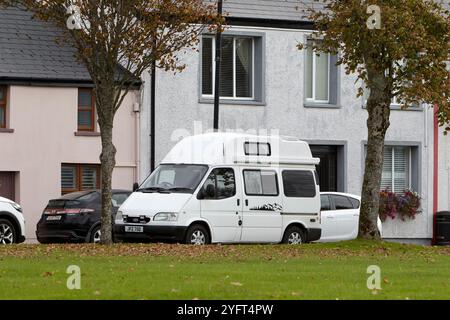 vecchio camper di transito ford mk5 smiley parcheggiato sul principale verde malin, contea di donegal, repubblica d'irlanda Foto Stock