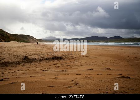 impronte sulla spiaggia e cieli nuvolosi e scuri sopra il filamento di cinque dita, penisola di inishowen, contea di donegal, repubblica d'irlanda Foto Stock