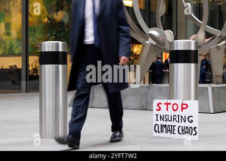 29 ottobre 2024. Città di Londra, Regno Unito. Extinction Rebellion “assicurare la nostra sopravvivenza” protesta. Per tre giorni questa settimana, migliaia di persone che sostengono l’assicurazione di XR la nostra campagna di sopravvivenza invitano gli assicuratori a smettere di assicurare tutti i nuovi progetti in materia di petrolio, gas e carbone. I progetti di combustibili fossili – carbone, gas e petrolio – non possono funzionare senza assicurazione. Questo pone il settore assicurativo in una posizione di potere unico per avere un impatto sul futuro del nostro mondo. Martedì si è concentrata sulla carenza di cibo; centinaia di manifestanti si sono riuniti su Willis Towers Watson plc, «WTW», la cui sede è adiacente al Lloyd’s Foto Stock