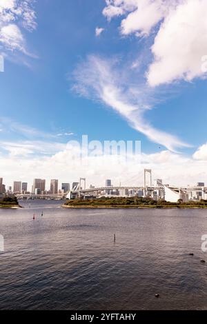 Vista del Rainbow Bridge da Odaiba, Baia di Tokyo, Giappone © Giorgia De dato Foto Stock