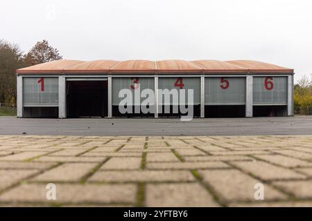Stadtallendorf, Germania. 5 novembre 2024. Una sala leggera su parte del parcheggio dell'Herrenwaldstadion funge da parcheggio temporaneo per i vigili del fuoco di Stadtallendorf. Il 16 ottobre, la nuova sala veicoli presso la sede dei vigili del fuoco, in cui si erano trasferiti solo lo scorso dicembre, è bruciata insieme ai veicoli. Crediti: Christian Lademann/dpa/Alamy Live News Foto Stock