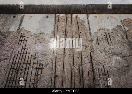 Resti del muro di Berlino su Niederkirchnerstrasse, presa a Berlino il 5 novembre 2024. Questa settimana ricorre il 35° anniversario della caduta del muro di Berlino. Foto Stock