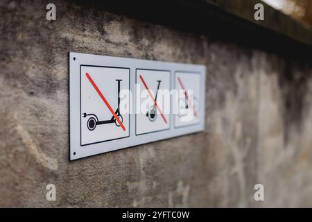 Berlino, Germania. 5 novembre 2024. I cartelli indicano un divieto di utilizzo di biciclette, scooter elettrici e segway a Berlino, 5 novembre 2024. Credito: dpa/Alamy Live News Foto Stock