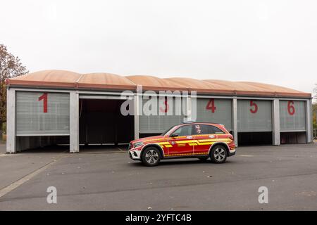 5 novembre 2024, Assia, Stadtallendorf: Una sala leggera su parte del parcheggio dell'Herrenwaldstadion serve come sala temporanea per i vigili del fuoco di Stadtallendorf. Il 16 ottobre, la nuova sala veicoli presso la sede dei vigili del fuoco, in cui si erano trasferiti solo lo scorso dicembre, è bruciata insieme ai veicoli. Foto: Christian Lademann/dpa Foto Stock