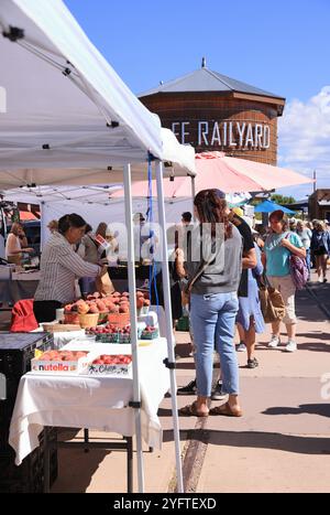 Mercato agricolo del fine settimana di Santa Fe nella Santa Fe Railyard nel New Mexico, Stati Uniti. Foto Stock