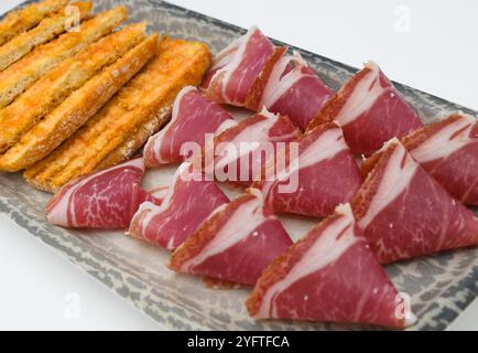 Una porzione del prosciutto stagionato iberico della migliore qualità Foto Stock