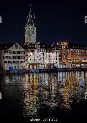 Bellissime riprese aeree della città di Zurigo in Svizzera: Il fiume Limmat e le sue chiese iconiche, gli edifici i fiumi e le Clocke Foto Stock