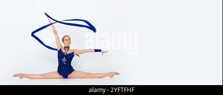 Ginnastica professionale con nastro rosso che fa gamba divisa su sfondo bianco, panorama Foto Stock