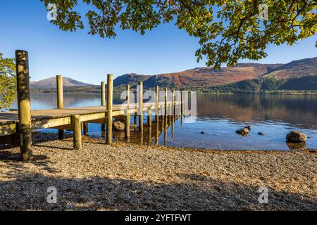 Molo di High Brandelhow sulle rive di Derwent Water, Lake District, Cumbria, Inghilterra Foto Stock