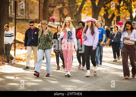 Gli attivisti politici marciano verso una manifestazione di Harris ad Allentown, Pennsylvania, Stati Uniti, 4 novembre 2024 Foto Stock