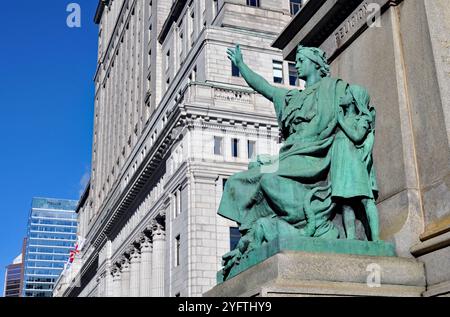 Una scultura che rappresenta la religione fa parte del monumento al vescovo Ignace Bourget fuori dalla cattedrale di Montréal, la regina del mondo. Foto Stock