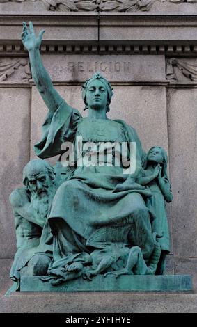 Una scultura che rappresenta la religione fa parte del monumento al vescovo Ignace Bourget fuori dalla cattedrale di Montréal, la regina del mondo. Foto Stock