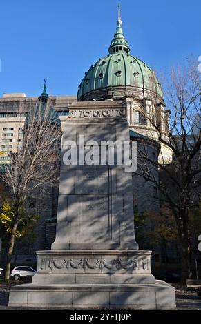 Il cenotafio di Montréal in onore dei soldati uccisi in guerra si trova nel parco Place du Canada accanto a Mary, la regina del mondo. Foto Stock