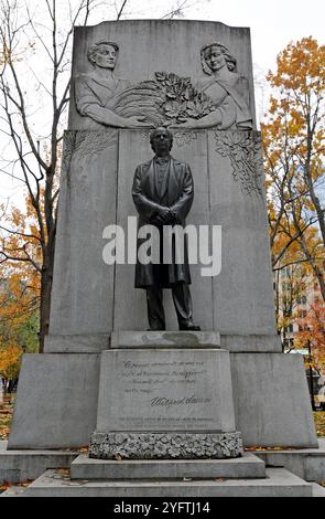 Un monumento all'ex primo ministro canadese Wilfrid Laurier si trova in Dorchester Square di Montreal. Foto Stock